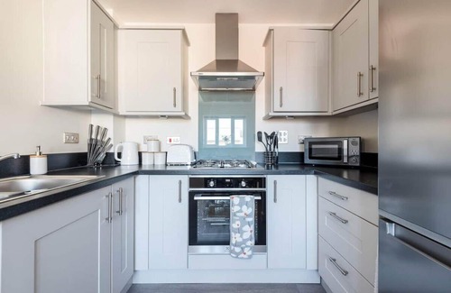 Falmouth House | Modern Townhouse, Short Walk to Beach