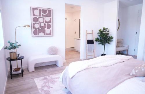 Ventura Apartment | Modern Townhouse with Mountain View near Ventura Beach