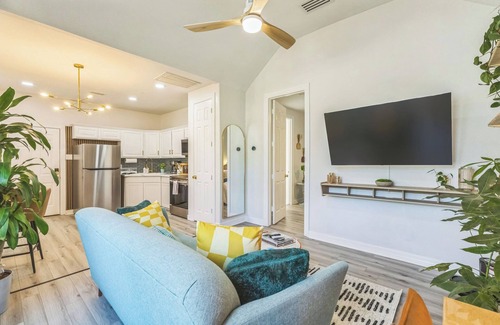 Magnolia House | Modern, Tranquil Woodsy Casita near Houston Private 1BR Retreat with Tejas Charm