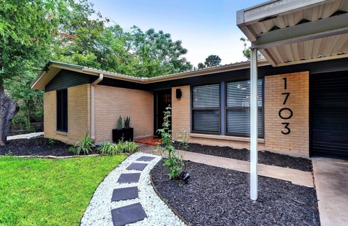 Riverside House | Modern Travis Heights Retreat - Minutes to South Congress & Downtown!
