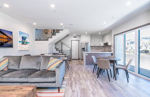 West Newport Condo | Modern Tri-Level Condo | AC & Rooftop Deck | Tons of Lounge Space | It's Got the Wow Factor