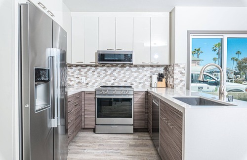 West Newport Condo | Modern Tri-Level Condo | AC & Rooftop Deck | Tons of Lounge Space | It's Got the Wow Factor