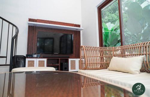 Amadeo Villa | Modern Tropical 2BR Villa Pool Retreat in Amadeo