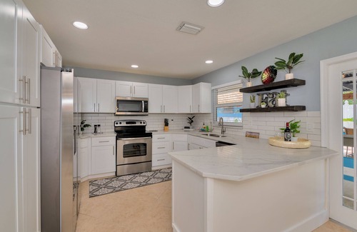Boynton Beach House | Modern Tropical 5 bd, 4 bath, heated pool, Mini Golf, tiki hut, outdoor bar