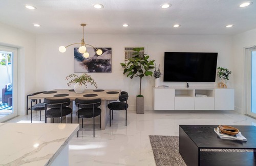 West Hollywood House | Modern Tropical Pool Oasis in Hollywood, Fire Pit, Tiki Bar Hot tub & More