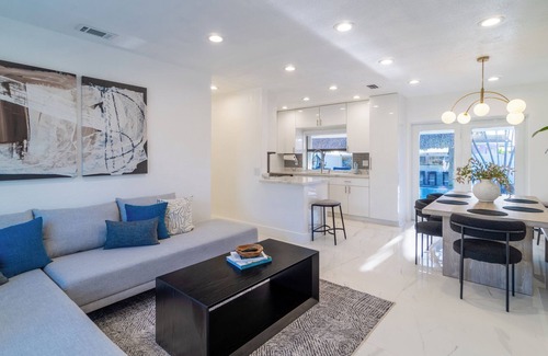 West Hollywood House | Modern Tropical Pool Oasis in Hollywood, Fire Pit, Tiki Bar Hot tub & More