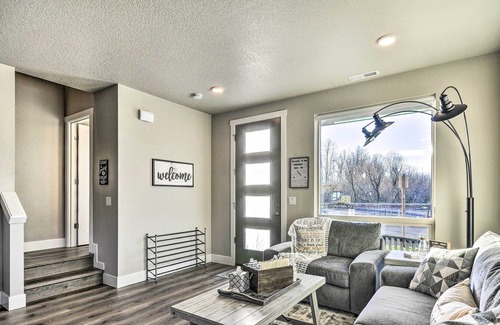 Troutdale House | Modern Troutdale Townhome: 15 Miles to Portland!
