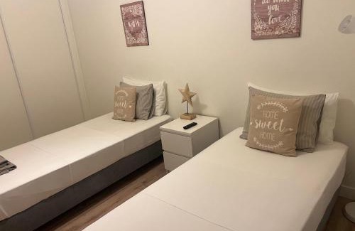 Palhais House | Modern Twin Room with a balcony