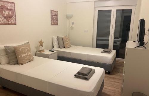 Palhais House | Modern Twin Room with a balcony
