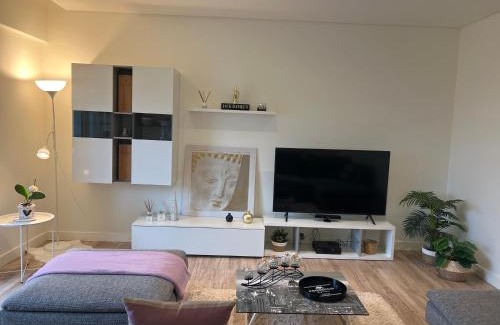 Palhais House | Modern Twin Room with a balcony