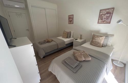 Palhais House | Modern Twin Room with a balcony