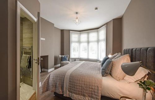 Roath Apartment | Modern Two Bed with En-Suites and Private Parking