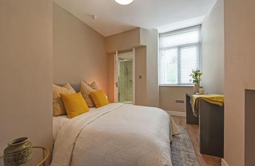Roath Apartment | Modern Two Bed with En-Suites and Private Parking