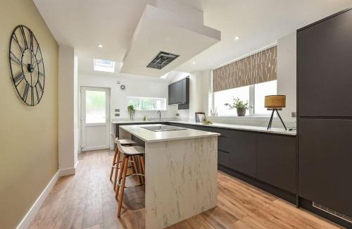 Roath Apartment | Modern Two Bed with En-Suites and Private Parking