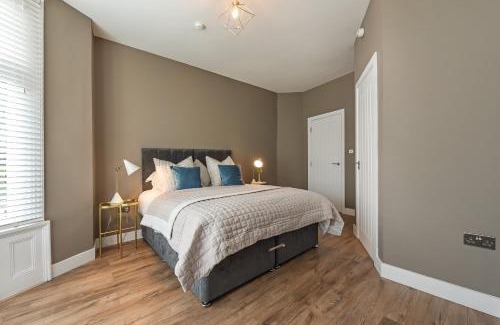 Roath Apartment | Modern Two Bed with En-Suites and Private Parking