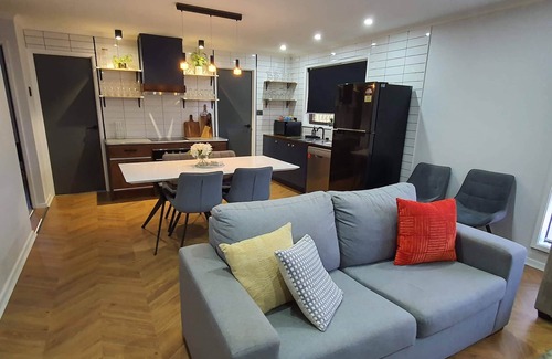 Mildura House | Modern Two Bedroom unit with outdoor spa and BBQ!