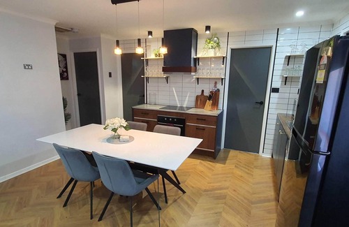 Mildura House | Modern Two Bedroom unit with outdoor spa and BBQ!