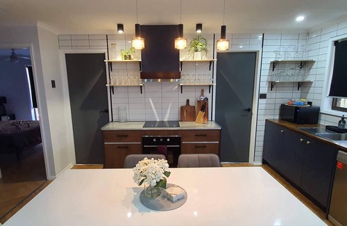 Mildura House | Modern Two Bedroom unit with outdoor spa and BBQ!
