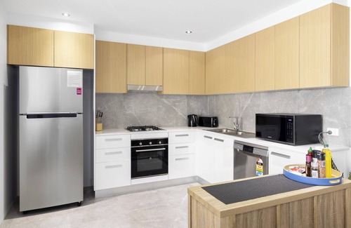 Sandstone Point Apartment | Modern Unit on the Marina