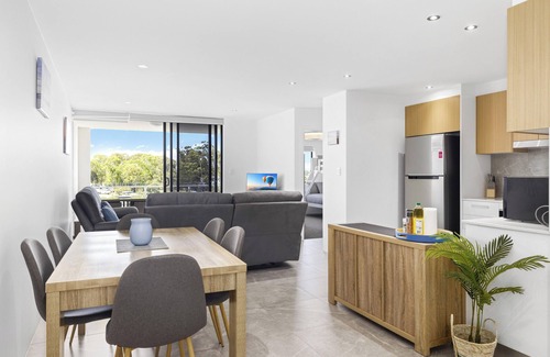 Sandstone Point Apartment | Modern Unit on the Marina