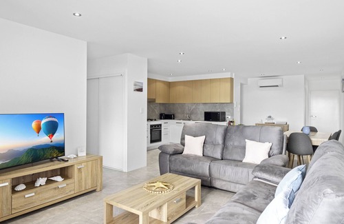 Sandstone Point Apartment | Modern Unit on the Marina