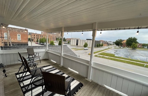 Bloomington Condo | Modern Upper Front Apartment
