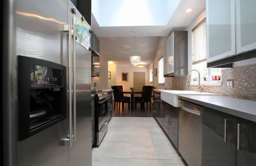 Vacation Beach House | Modern Vacation Beach Gem by the River w/Hot Tub - 4 queen beds