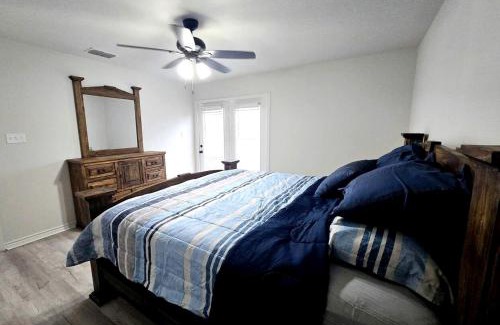 Quitman House | Modern Vacation Rental near Lake Fork for a Fantastic Family Getaway in Texas