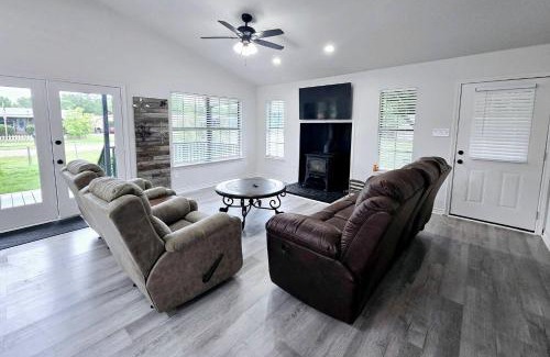 Quitman House | Modern Vacation Rental near Lake Fork for a Fantastic Family Getaway in Texas