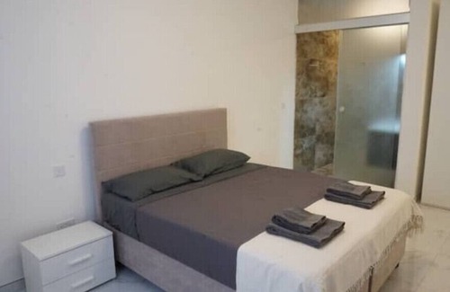 Ta' Giorni Apartment | Modern Valley View Apartment