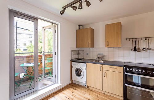 Bow West Apartment | Modern Victoria Park Apartment