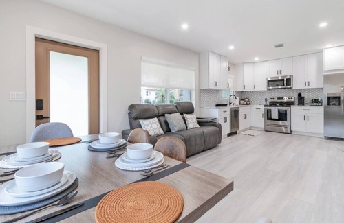Lake Ridge Apartment | Modern Victoria Park Retreat | 30+ Night Stays Only