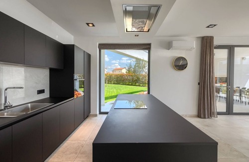 Kringa Villa | Modern villa Blanka with pool and grill in Tinjan