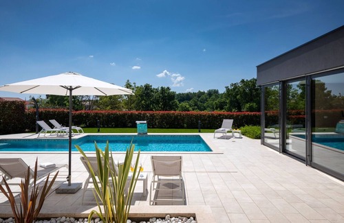 Kringa Villa | Modern villa Blanka with pool and grill in Tinjan