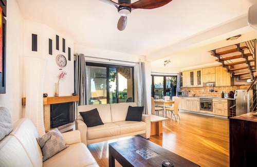 Tar Villa | Modern Villa, Swimming Pool, Tennis Court, Shops, Restaurants & Bars, Near Sea.
