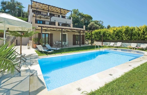 Pigianos Kampos Villa | Modern, villa with easy access to local area