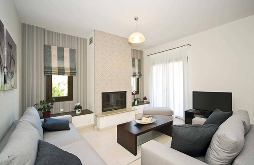 Pigianos Kampos Villa | Modern, villa with easy access to local area