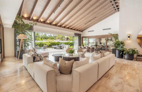 Los Lagos Villa | Modern villa with maid and pool in Casa de Campo
