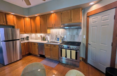 Andersonville Apartment | Modern Vintage Charm in Historic Neighborhood