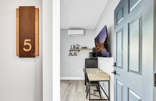 Vista Apartment | Modern Vista Getaway | Prime Downtown Location
