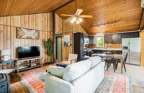 Berkeley Springs Ski Chalet | Modern w Mountain Views, Hot Tub, Deck & Fire Pit