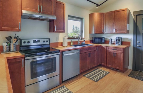 White Salmon Apartment | Modern White Salmon Apartment, Steps From Town