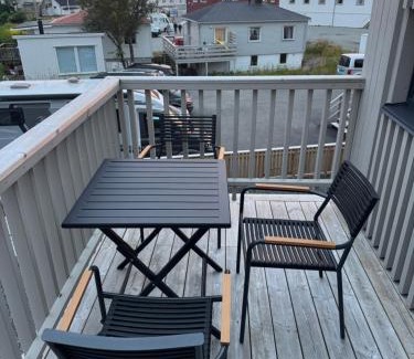 Henningsvaer Apartment | Modern with mountains and sea views in Henningsvær