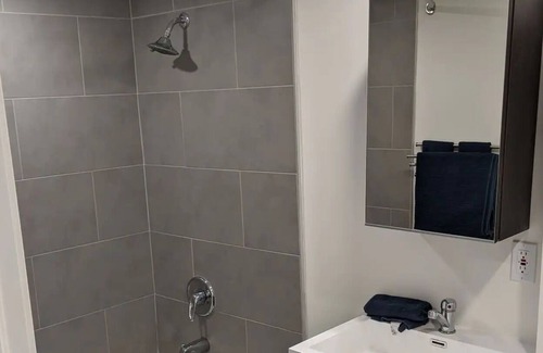 Saint-Sauveur Apartment | Moderne 3 1/2 'Black Bachelor'