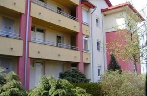 Bukfurdo Apartment | Moderne Ferienwohnung in Bükfürd mit Gepflegtem Garten