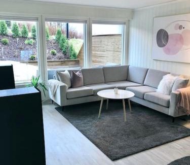 Forde Apartment | Moderne og sentral leilighet med koselig og privat uteplass!