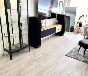 Forde Apartment | Moderne og sentral leilighet med koselig og privat uteplass!