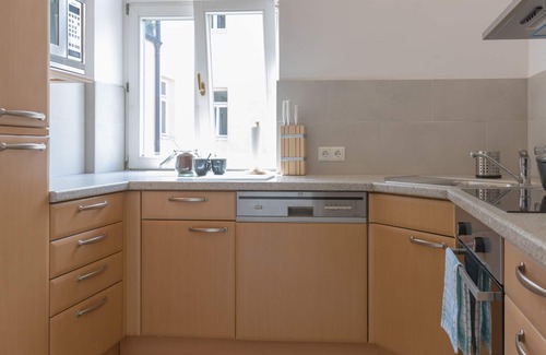 Favoriten House | Modernes Apartment mit Balkon für Große Gruppen