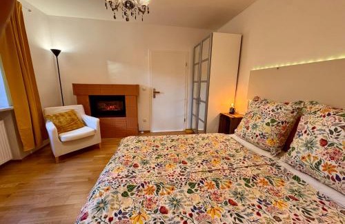 Am Waldfriedhof House | Modernes Zimmer am Park mit Garten, Hühner & Enten