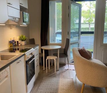 Ylamylly Apartment | Moderni yksiö, omalla autopaikalla